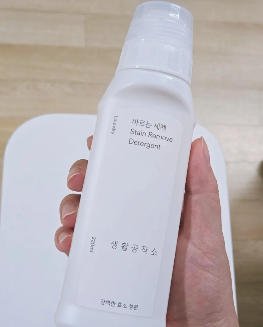 (누런옷을 하얗게) 소형브러시 일체형 바르는 세제 220ml
