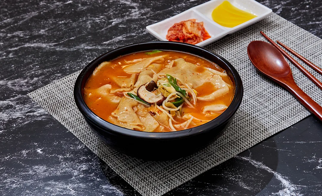 칼칼한 진한 국물 맛 일산칼국수 얼큰 수제비